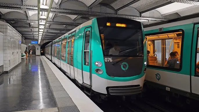 Trei femei, înjunghiate la metrou în Paris: Victimele se aflau în stații diferite