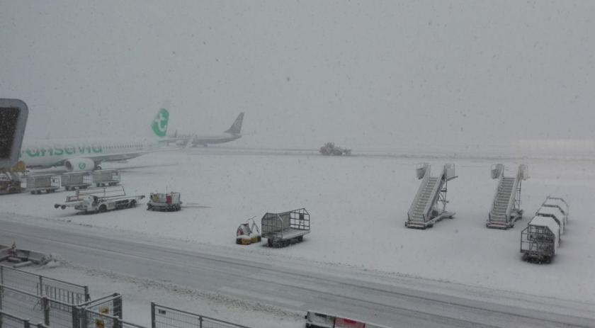 /ФОТО/ В кишиневском аэропорту изменено расписание рейсов из-за погодных условий