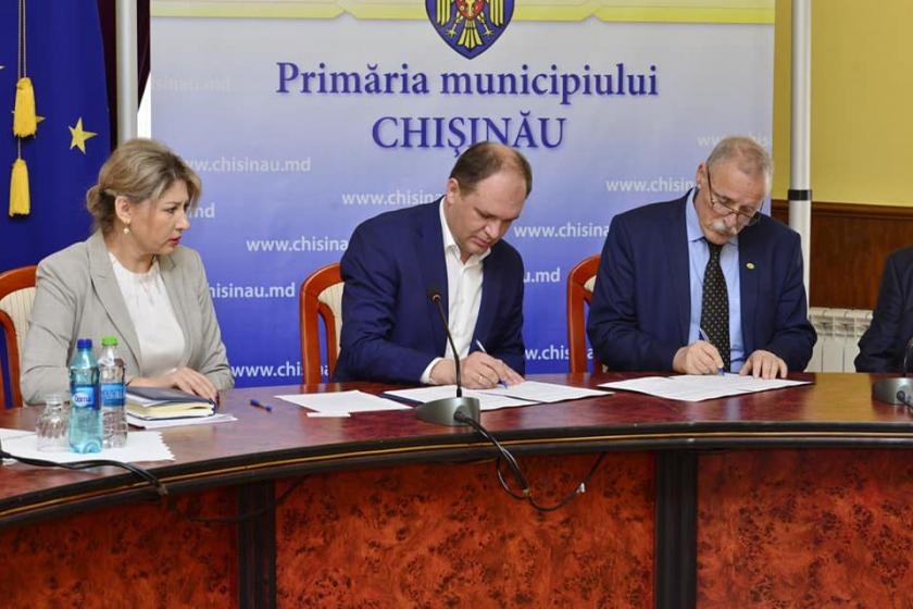 Мэрия Кишинёва подписала договор о сотрудничестве с торговой палатой Будапешта