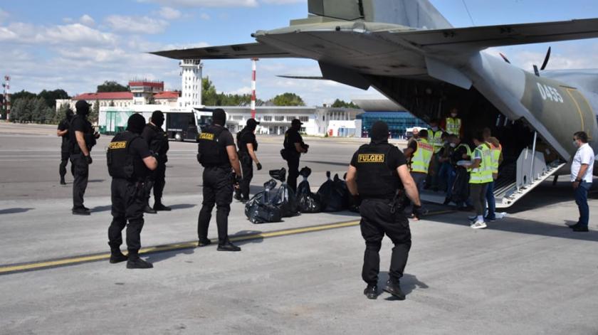 Семерых граждан РМ экстрадировали военным самолётом из Чехии. Они находились в международном розыске