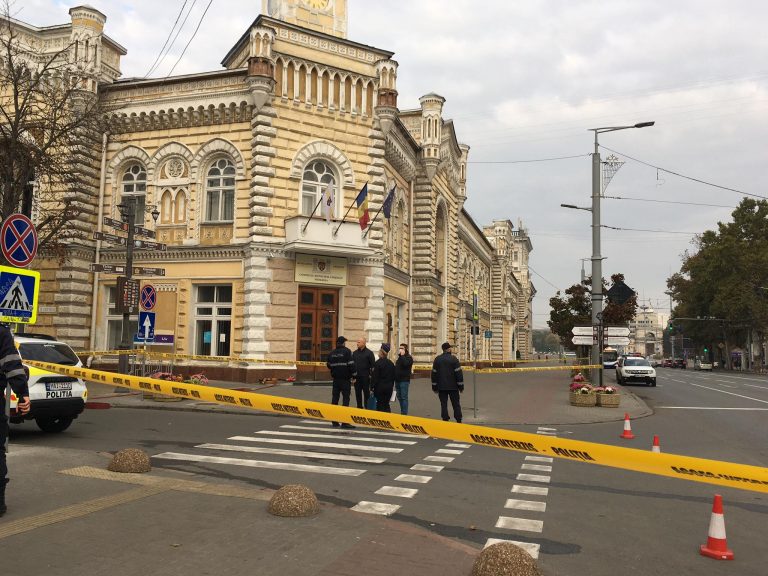 /UPDATE/ Неизвестный сообщил о минировании зданий посольства Украины и мэрии Кишиневa