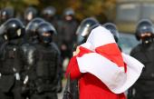 "Кто же будет варить борщ?" Как с протестами женщин в Беларуси борются силовики и СМИ