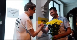 Лидер партии Democrația Acasă пришел в офис PAS с желтыми хризантемами