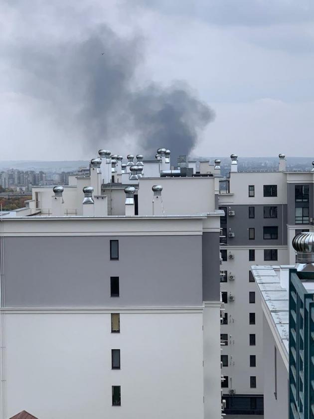 Пожар в столице: горит крыша типографии - ВИДЕО
