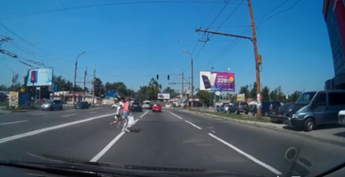/VIDEO/ Inconştienţă! O mamă a fost surprinsă traversând strada neregulamentar alături de fiul său