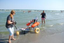 /FOTO/ În România a fost inaugurată prima plajă din Europa pentru persoanele cu nevoi speciale