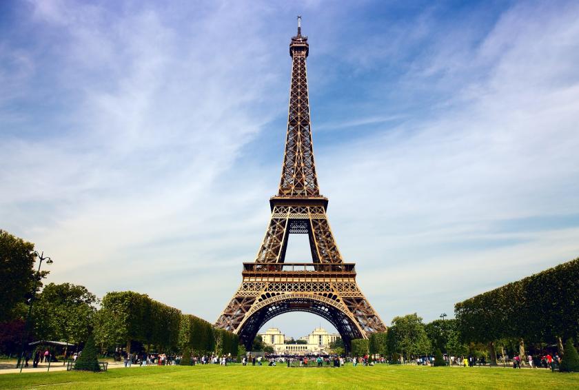 /VIDEO/ Capitala franceză sărbătorește vizitatorul cu numărul 300 de milioane la turnul Eiffel