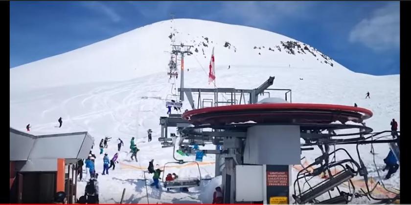 /VIDEO/ Accident groaznic într-o stațiune de schi din Georgia. Telefericul a scăpat de sub control și arunca schiorii în aer
