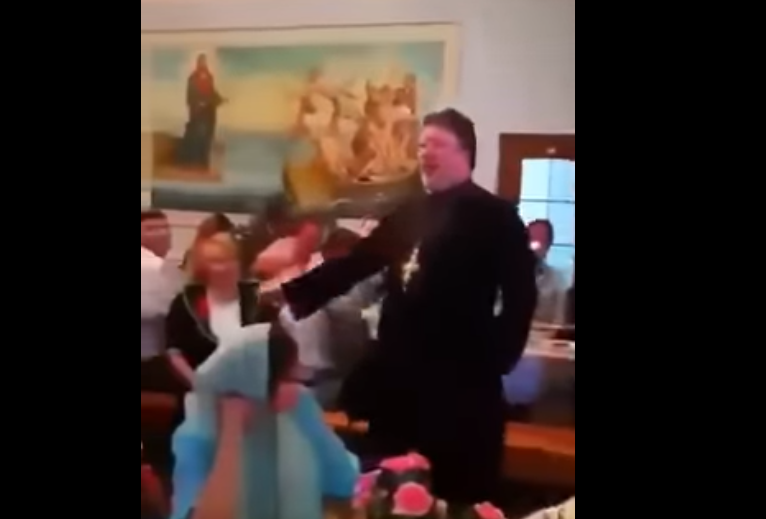 /VIDEO/ Un preot a fost „exilat” la Tiraspol de Patriarhul Chiril după ce a fost surprins cântând „Murka”