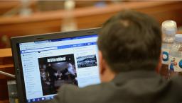 /VIDEO/ „Plictis și inspirație” la ședința Parlamentului. Deputații își petrec timpul uitându-se la videouri pe Facebook