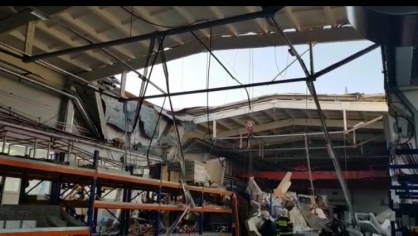 /VIDEO/ Tragedie surprinsă de camerele video. Acoperișul unei uzine din Rusia a căzut peste muncitori