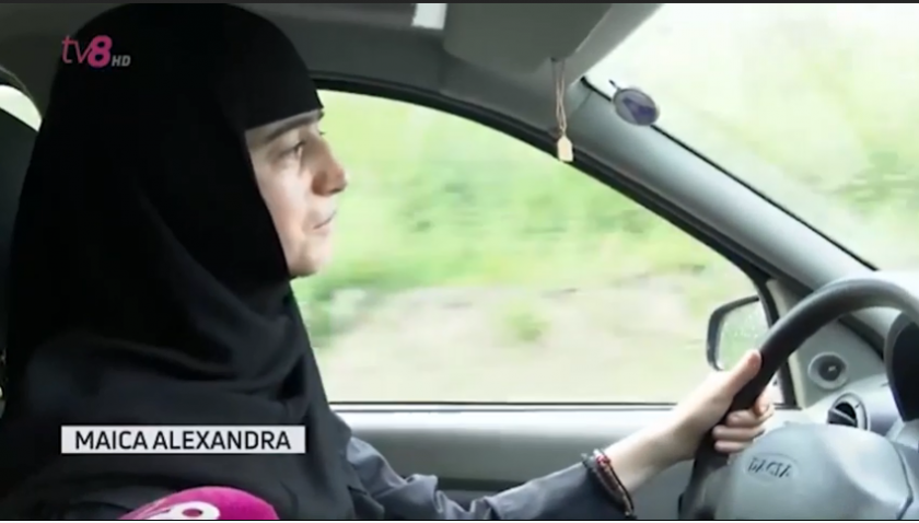 /VIDEO/ Maica Alexandra conduce deja de 12 ani, dar și astăzi se confruntă cu privirile uimite ale șoferilor
