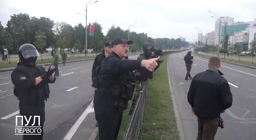 /VIDEO/ După ce protestatarii s-au împrăștiat, Lukashenko a ieșit de după „gardul” reședinței sale și le-a mulțumit mascaților