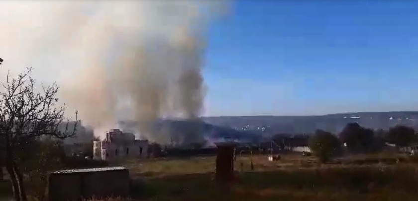 /FOTO. VIDEO/ UPDATE. Un depozit din satul Bălțata, cuprins de flăcări. Cinci echipaje de pompieri la fața locului