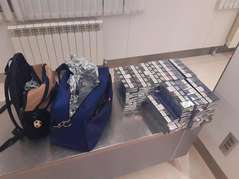 /FOTO/ Cum un moldovean a încercat să plece în UE cu circa 10 mii de țigarete