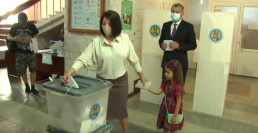 /VIDEO/ Ion Chicu, după ce a votat alături de soție: „Ieșiți la vot, astăzi se decide soarta noastră”
