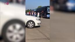 /VIDEO/ Moldoveni, surprinși în regiunea Moscovei, așteptând să urce în autobuze, pentru a merge organizat la vot. „Au fost strânși conform listelor”