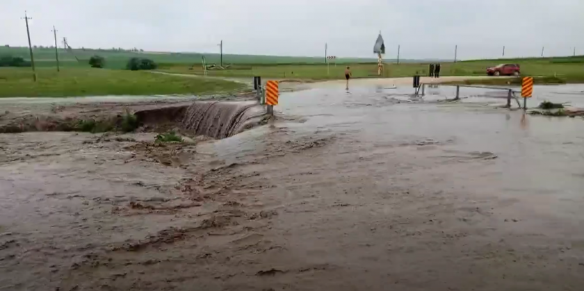 /VIDEO/ Podul de la intrarea în localitatea Ucrainca din Căușeni, inundat! Accesul spre sat a fost BLOCAT