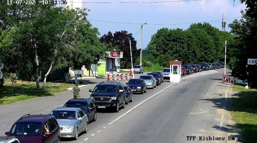 /FOTO/ Coadă imensă de mașini la intrarea în satul Varnița