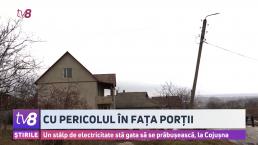 /VIDEO/ Sătenii din Cojușna merg pe stradă cu frica în sân din cauza unui stâlp de electricitate care stă gata să se prăbușească