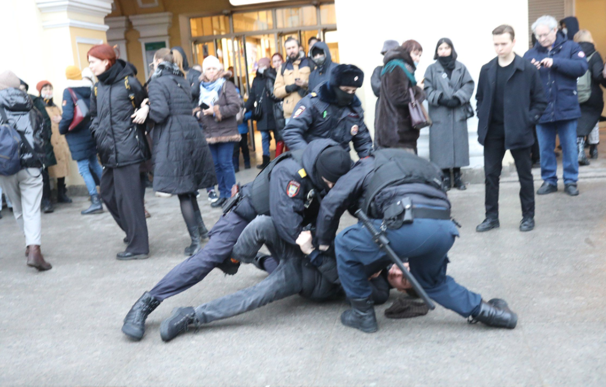 Арест против. Митинг против войны в СПБ. Русские силовики. Военные против полиции.