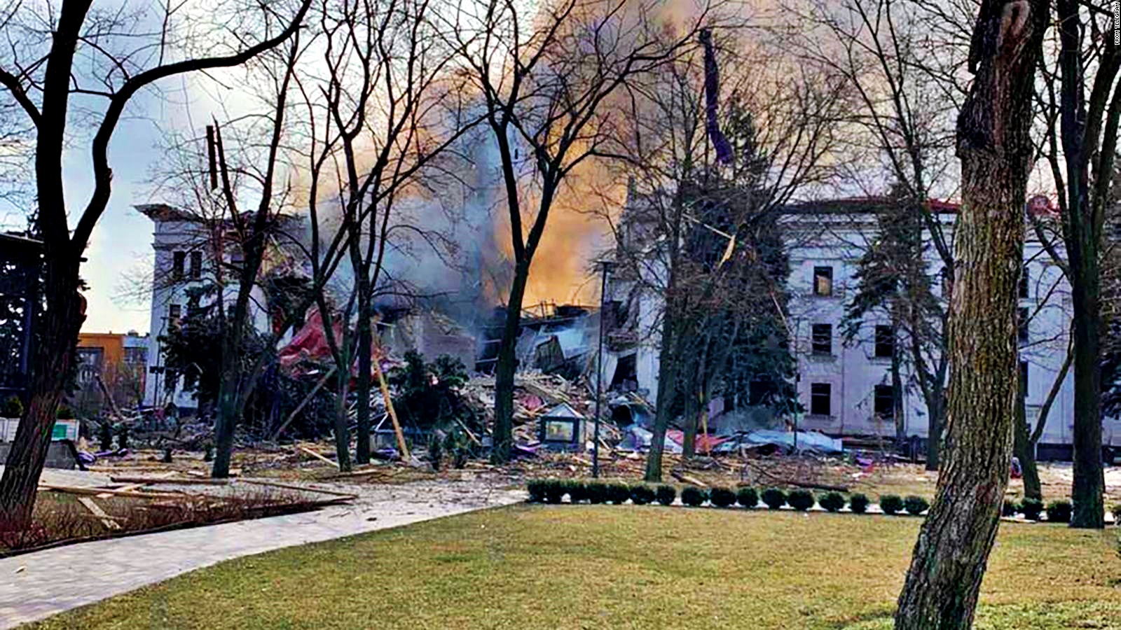Autoritatile-scot-de-sub-daramaturi-oamenii-ascunsi-in-teatrul-din-Mariupol.-Aproape-toti-au-supravietuit-dupa-bomba-aruncata-de-rusi