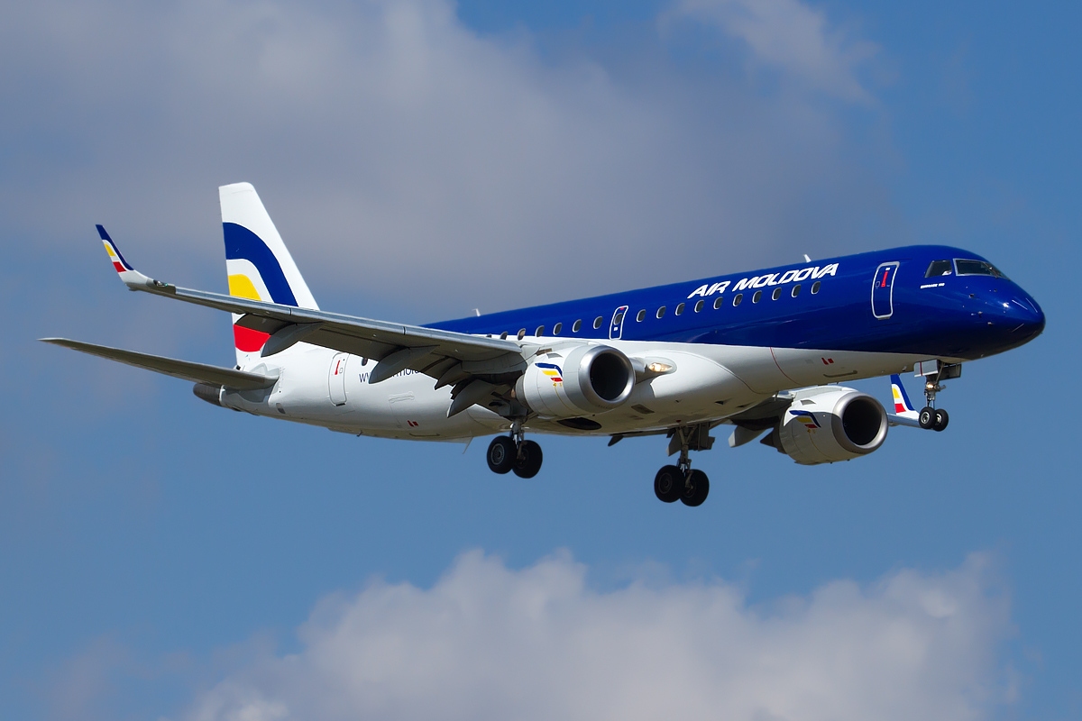 Embraer_190-100IGW_Air_Moldova_JP7677159