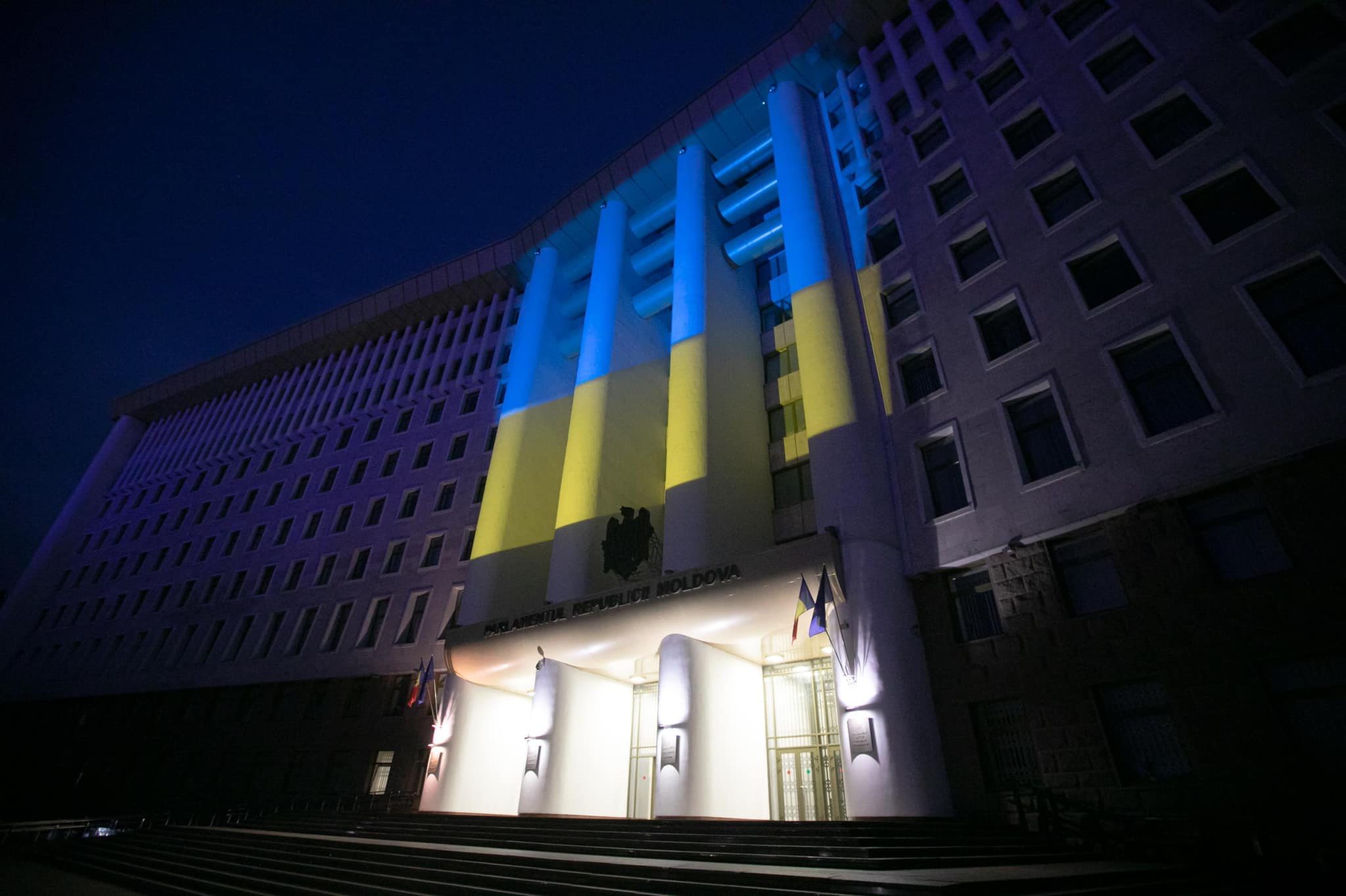TV8.md - Парламент Молдовы окрасился в желто-синие цвета в честь Дня ...