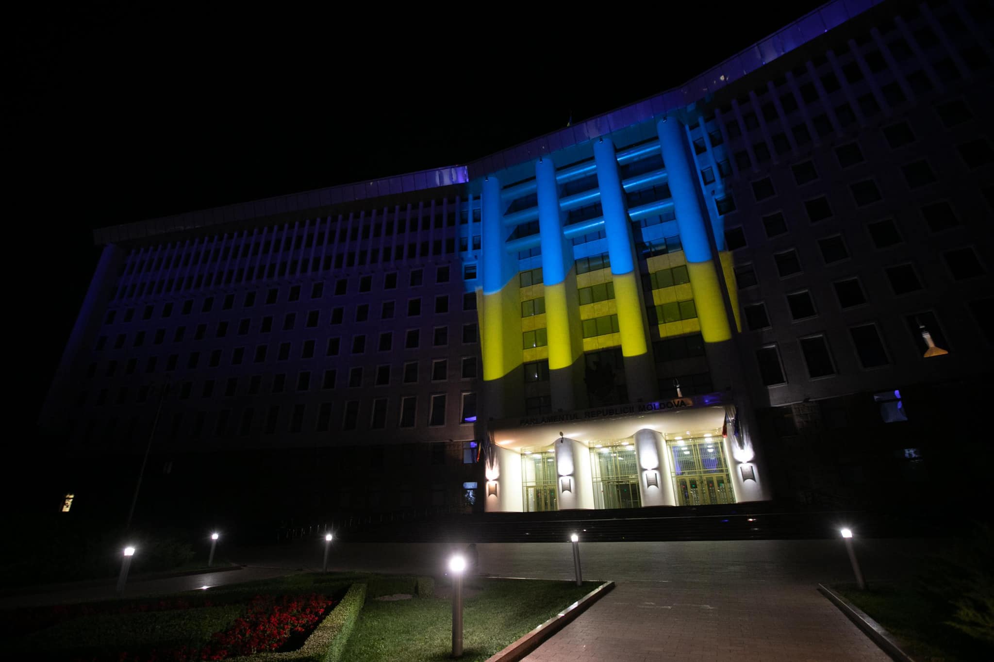 TV8.md - Парламент Молдовы окрасился в желто-синие цвета в честь Дня ...