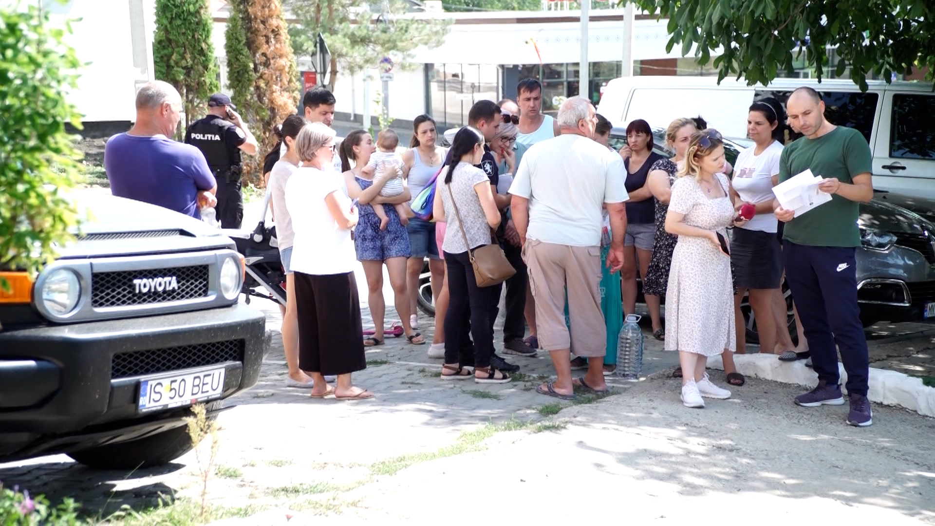 TV8.md - Вместо качелей – автостоянка? Во дворе столичного дома ...