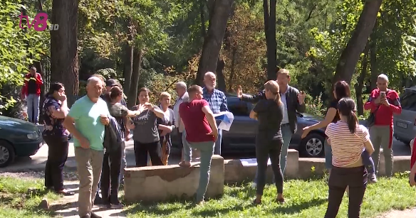 TV8.md - Вместо качелей – автостоянка? Во дворе столичного дома ...