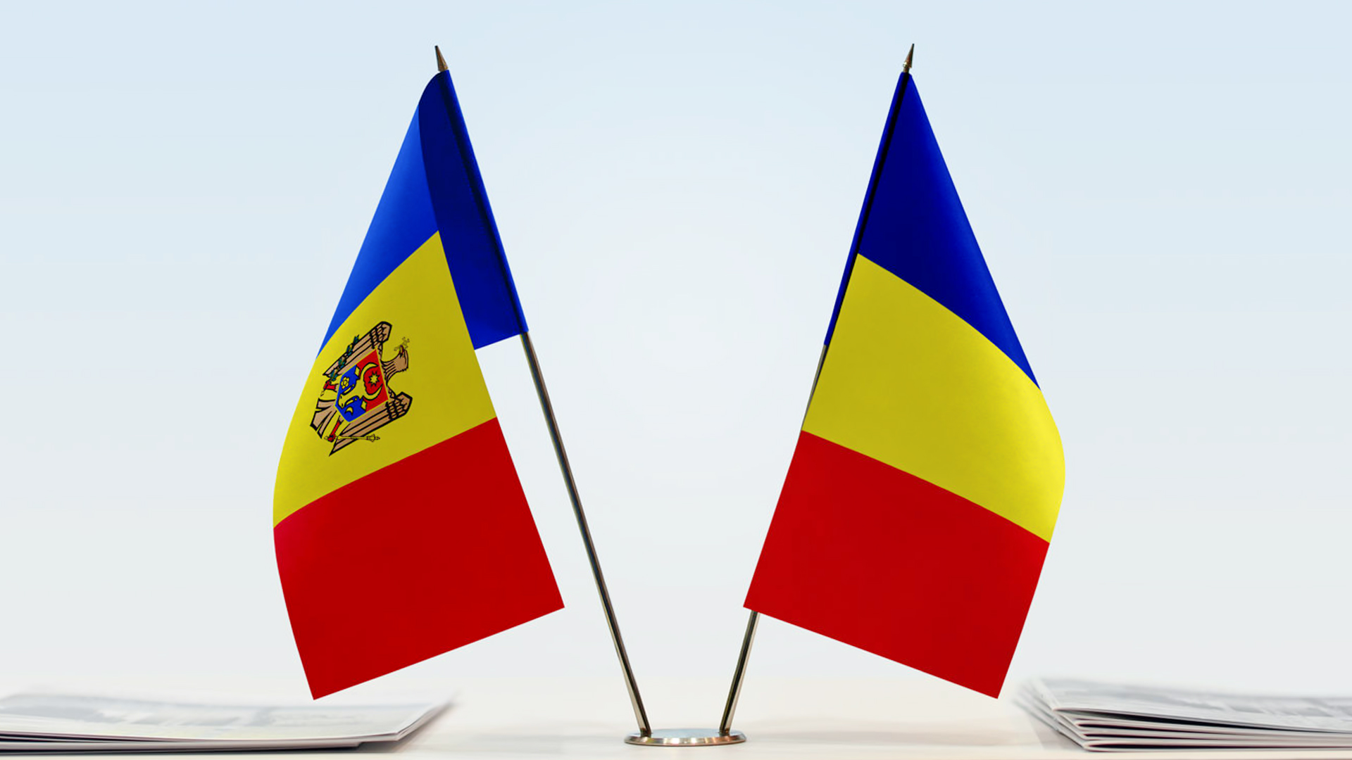 Un moldova. Флаг Молдавии и флаг Румынии. Румынская Молдавия флаг. Румынский флаг и молдавский флаги. Флаг Молдовы Румынии и чада.