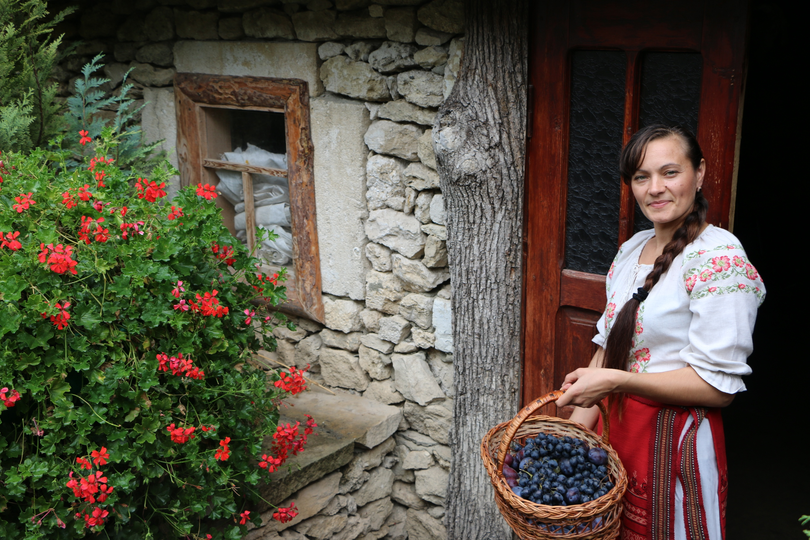 Молдавия это страна. Молдова туризм. Красивые Молдаванки. Красоты Молдавии. Сельский туризм в Молдове.