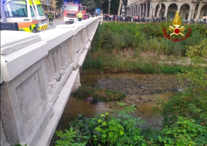 Una moldava è morta in Italia, scattandosi una foto su un ponte: è caduta nel vuoto da un’altezza di 7 metri