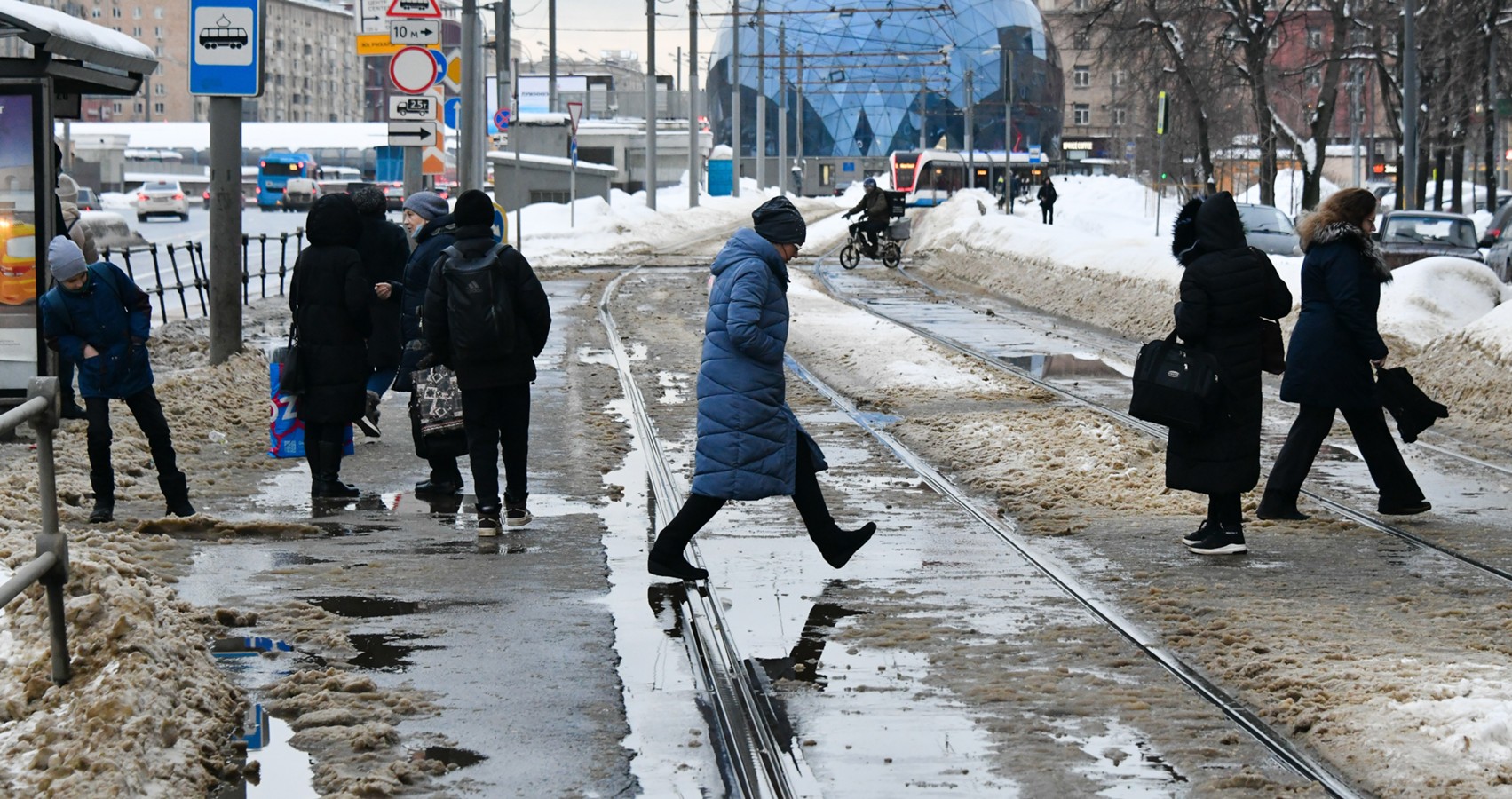 Москва теплая зима. Оттепель в Москве. Оттепель в городе. Оттепель зимой в Москве. Снег в Москве.