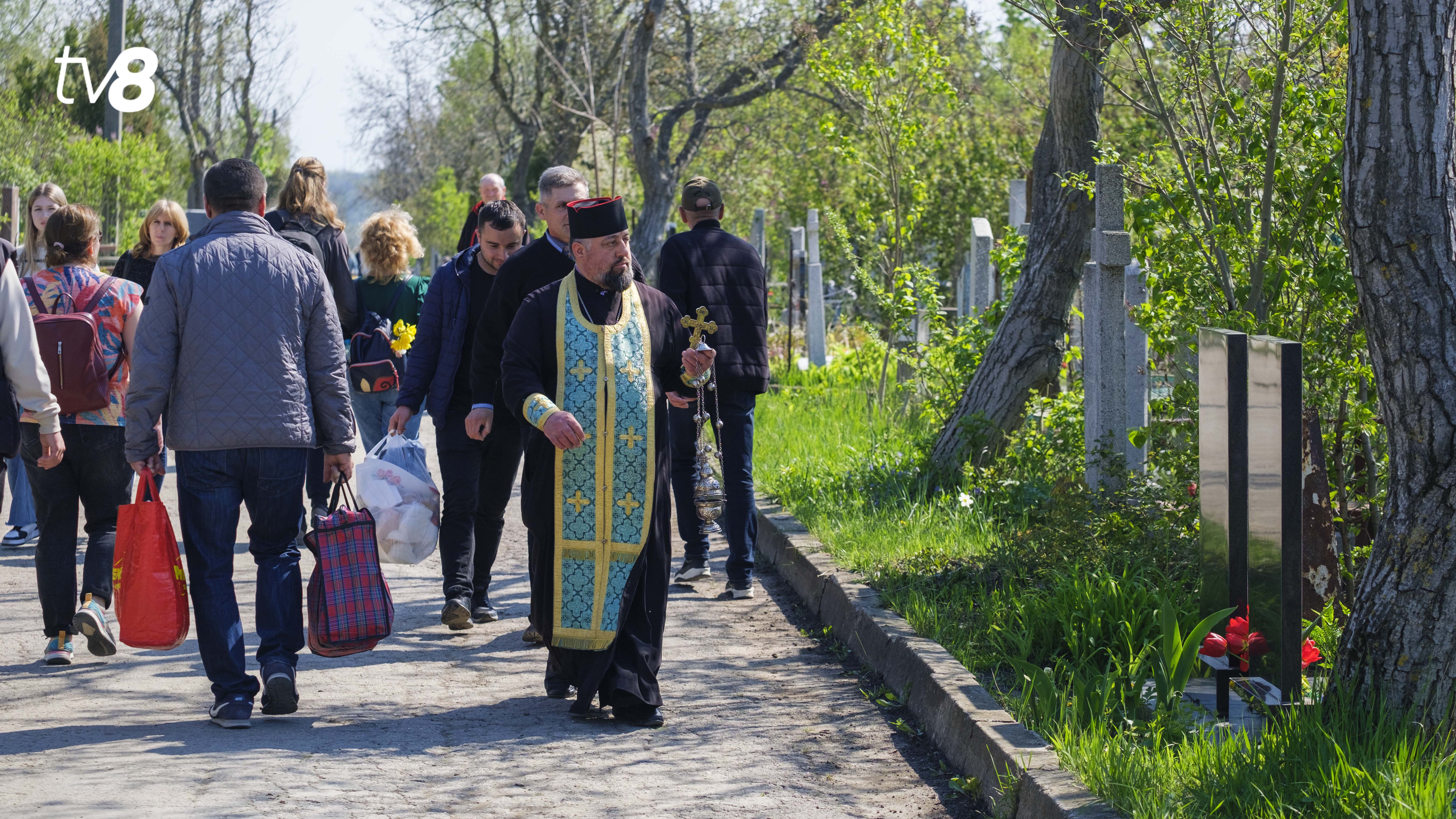 /VIDEO/ Paștele Blajinilor, marcat în toată țara: Cimitirele s-au umplut de oameni și amintiri