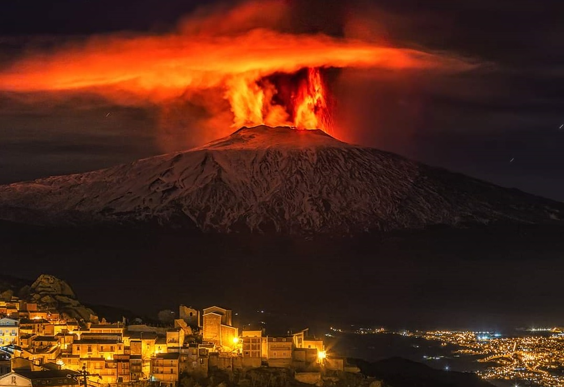 Действующий ли вулкан этна. Сицилия вулкан Этна. Извержение вулкана Этна 2021. Вулкан Везувий Италия извержение. Жерло вулкана Этна.