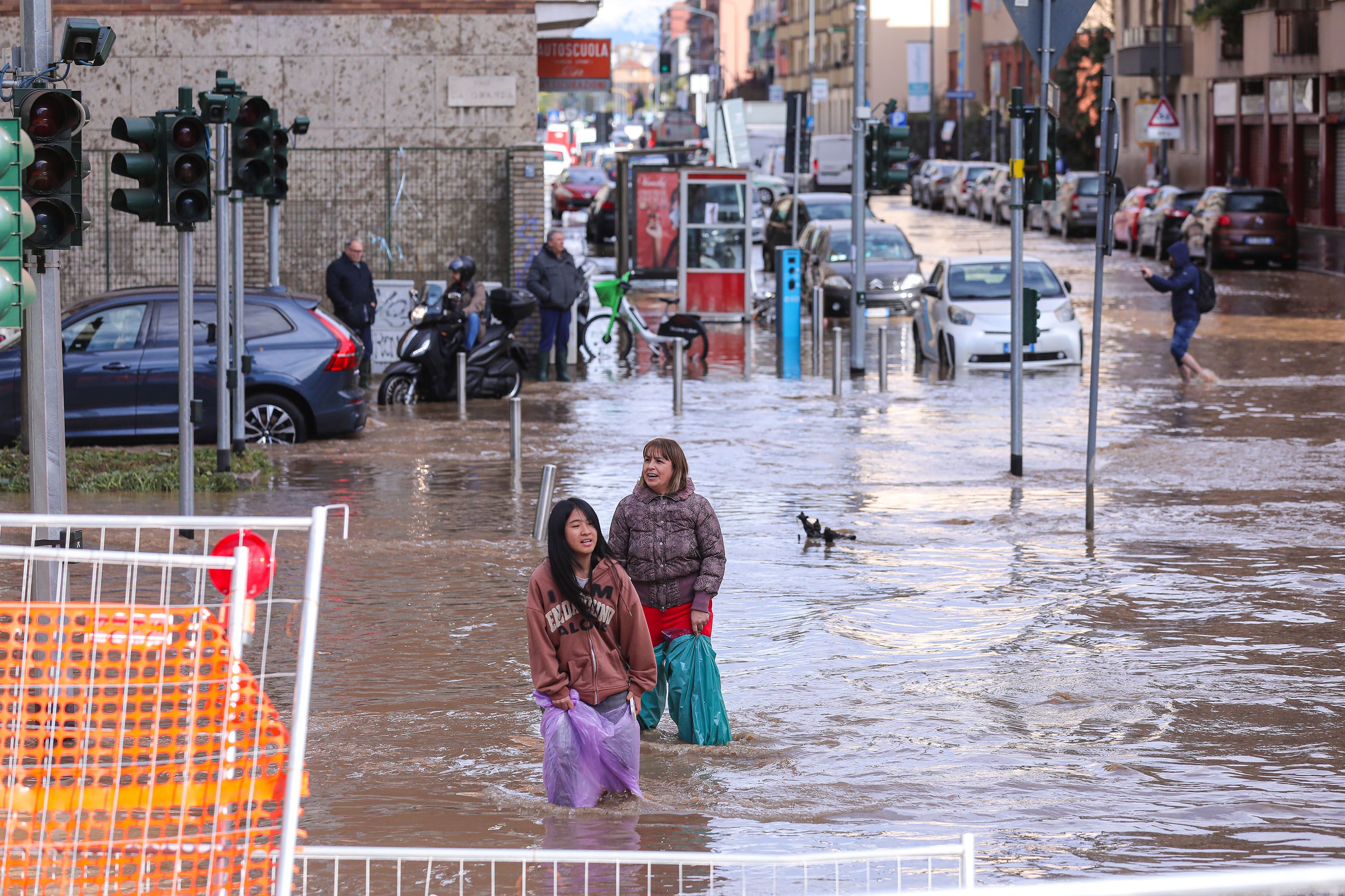 /VIDEO/ Alluvioni in Italia: cinque persone morte per lo straripamento dei fiumi in seguito a piogge torrenziali