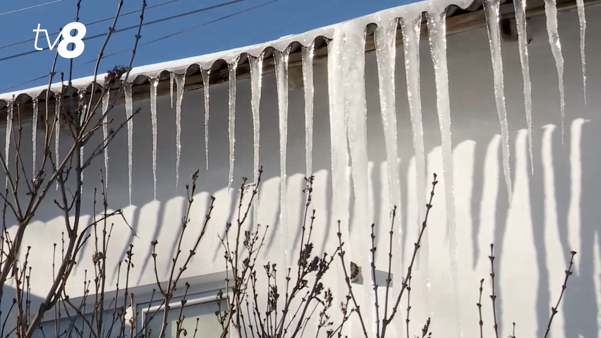 Atenție la țurțuri: Cetățenii, îndemnați să curețe acoperișurile sau să marcheze zonele periculoase