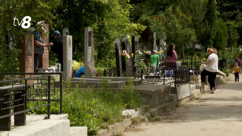 /VIDEO/ Pregătiri pentru Paștele Blajinilor: Oamenii au început curățenia la morminte
