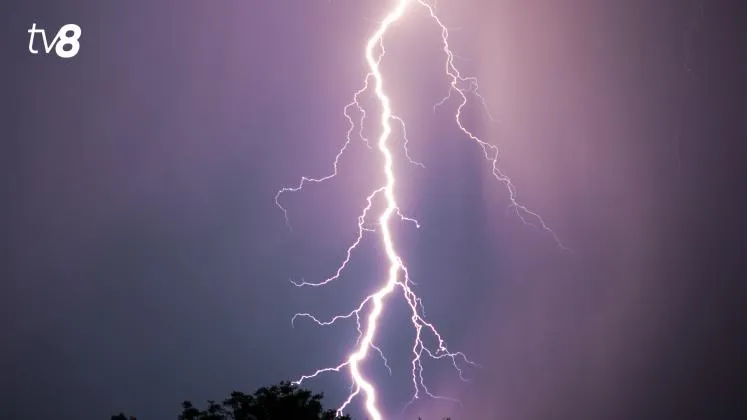 fulger meteo furtună ploaie grindină