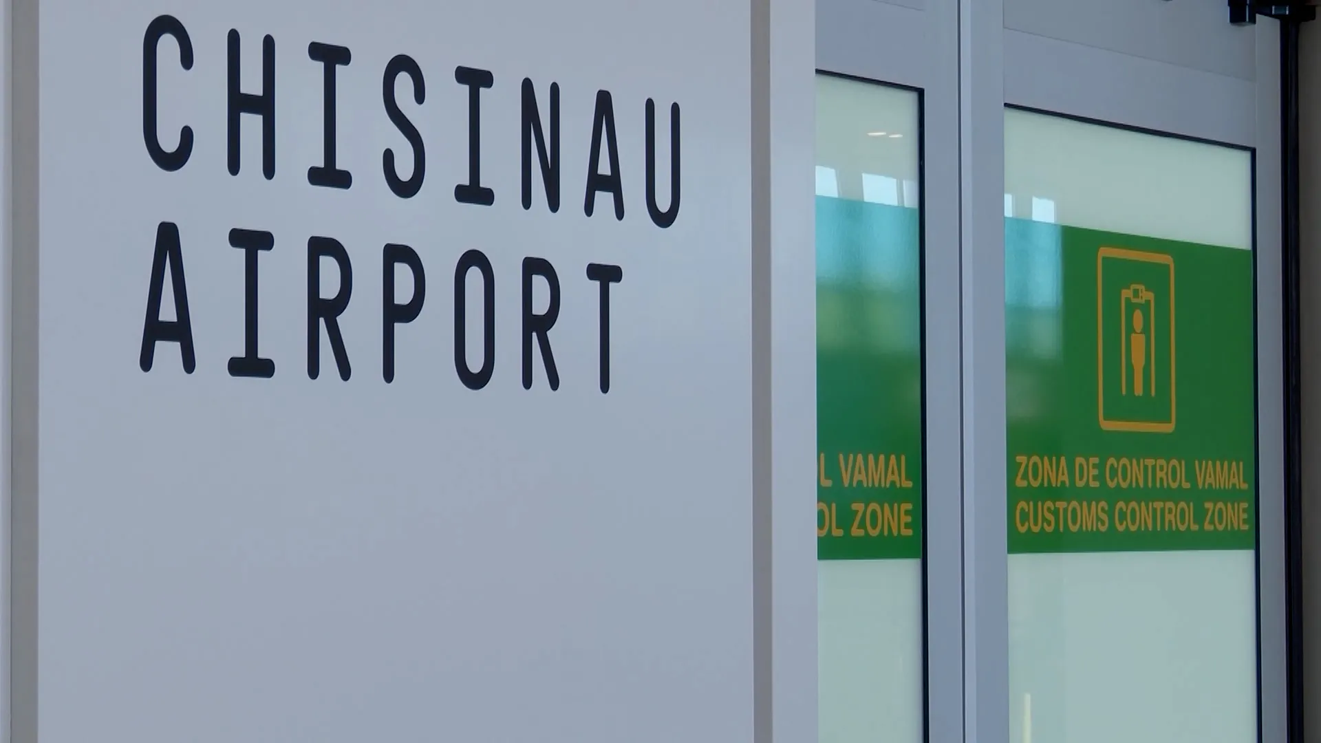 n680604v23_AEROPORT CC.mxf.00_01_34_15.Still002