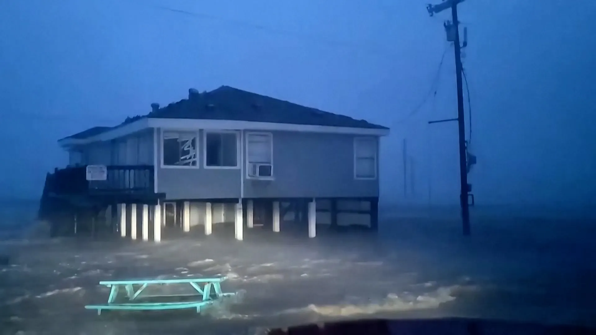 TV8.md - /VIDEO/ Furtună ucigașă, filmată în SUA: Uraganul Beryl a ...