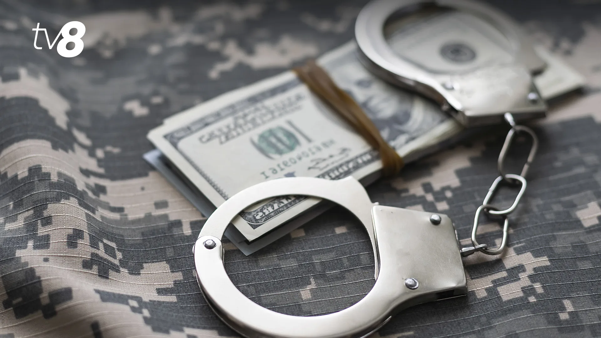 /VIDEO/ Momentul în care 7.000 de lei sunt furați dintr-o mașină parcată: Cine sunt suspecții