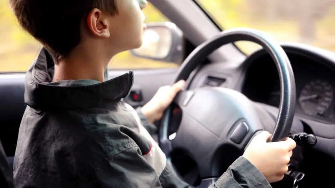 Un minor de 12 ani a luat mașina tatălui și a provocat mai multe accidente: Unde s-a întâmplat totul