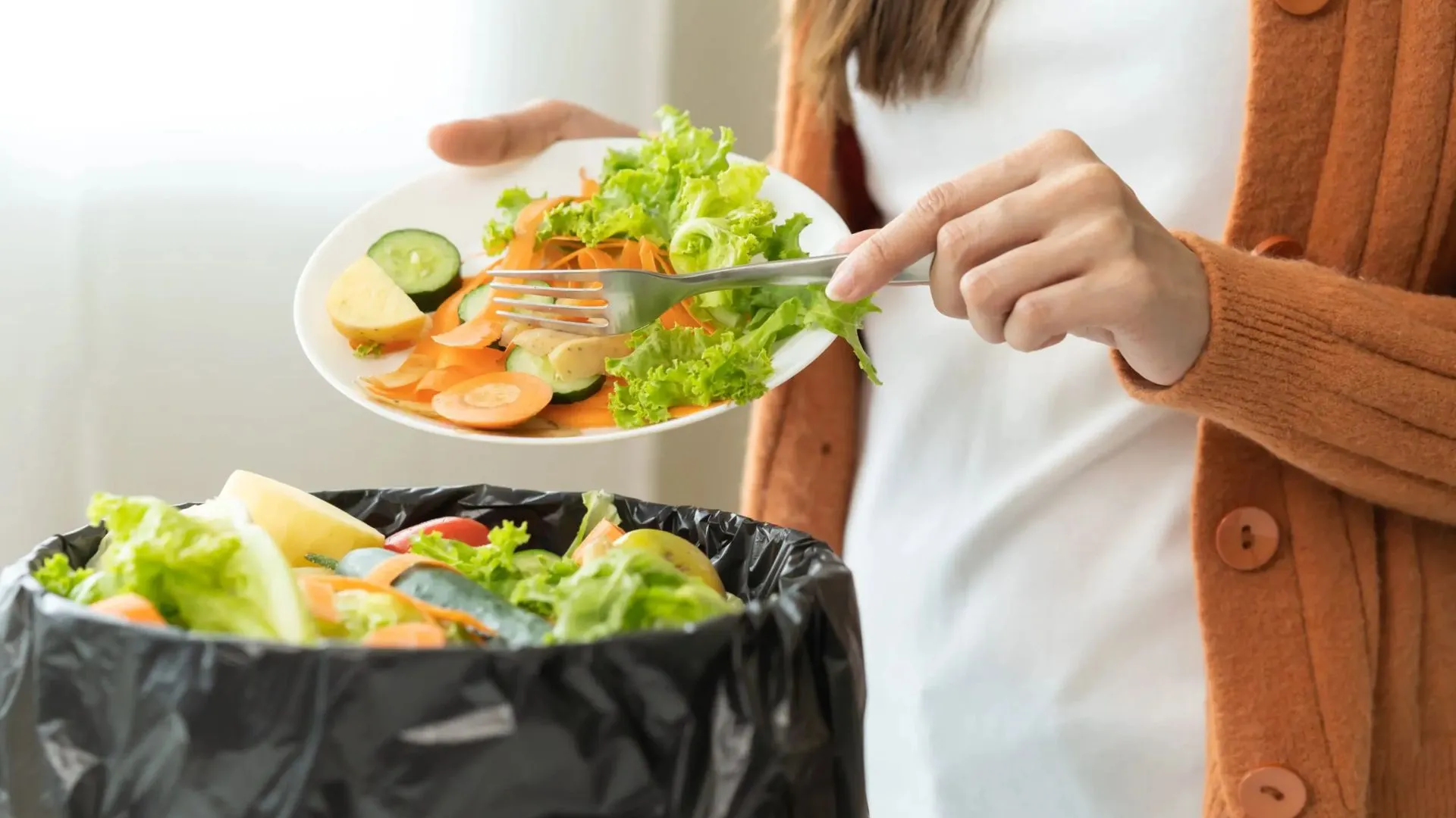 /VIDEO/ Risipă de milioane: Circa 180 de mii de tone de alimente, aruncate anual în Moldova