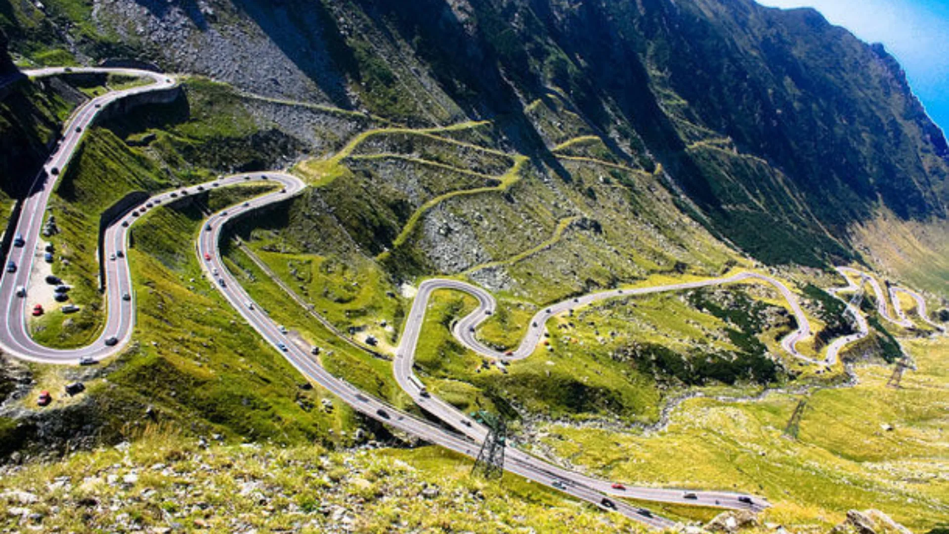 /VIDEO/ Accident pe Transfăgărășan: O mașină s-a răsturnat în timp ce șoferul fotografia peisajul