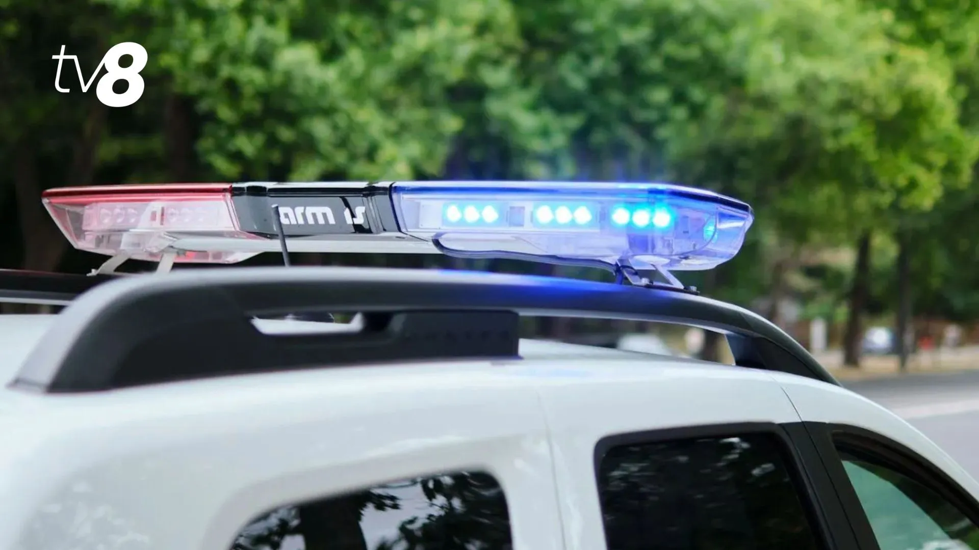 /VIDEO/ Scene riscante pe șosea: Un copil, filmat ieșind pe geamul unei mașini în mers