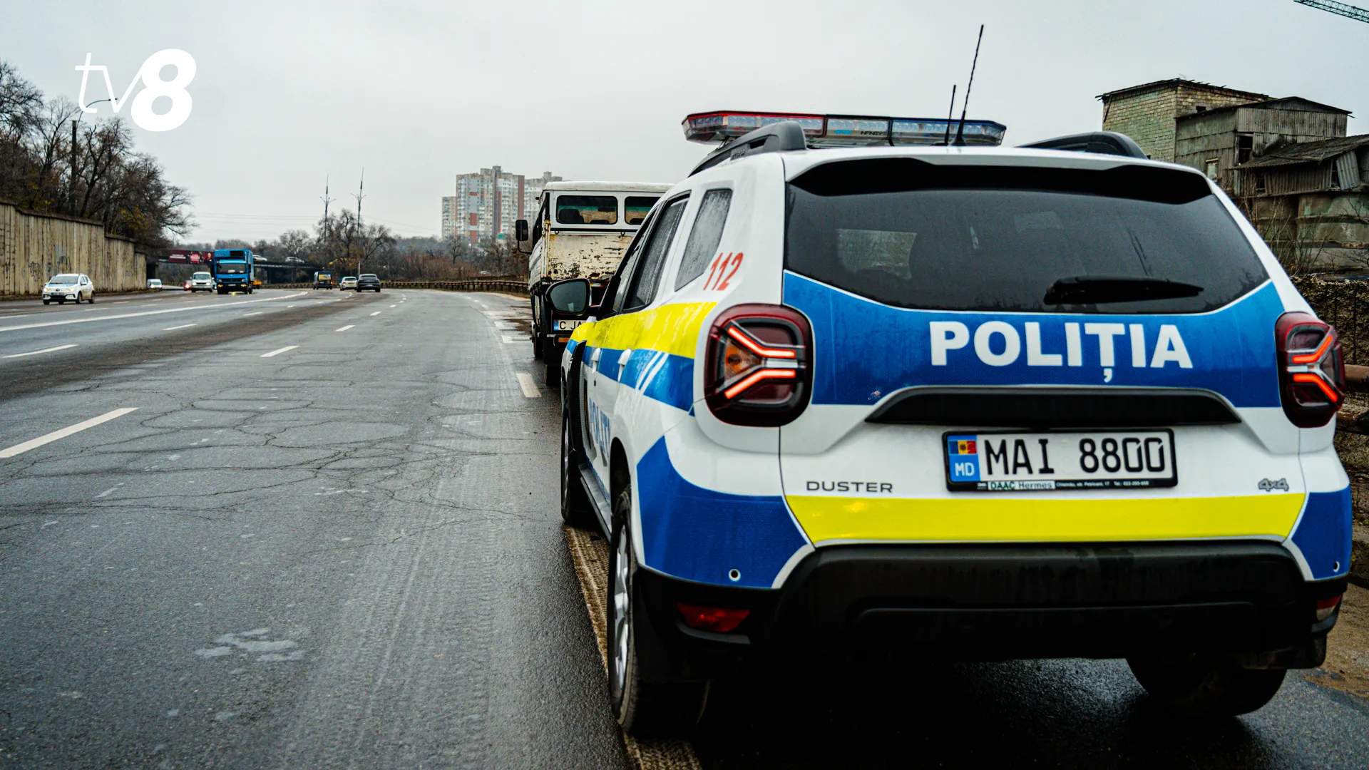 /VIDEO/ Urmărire ca-n filme: A furat un Mercedes și a avariat două mașini de poliție