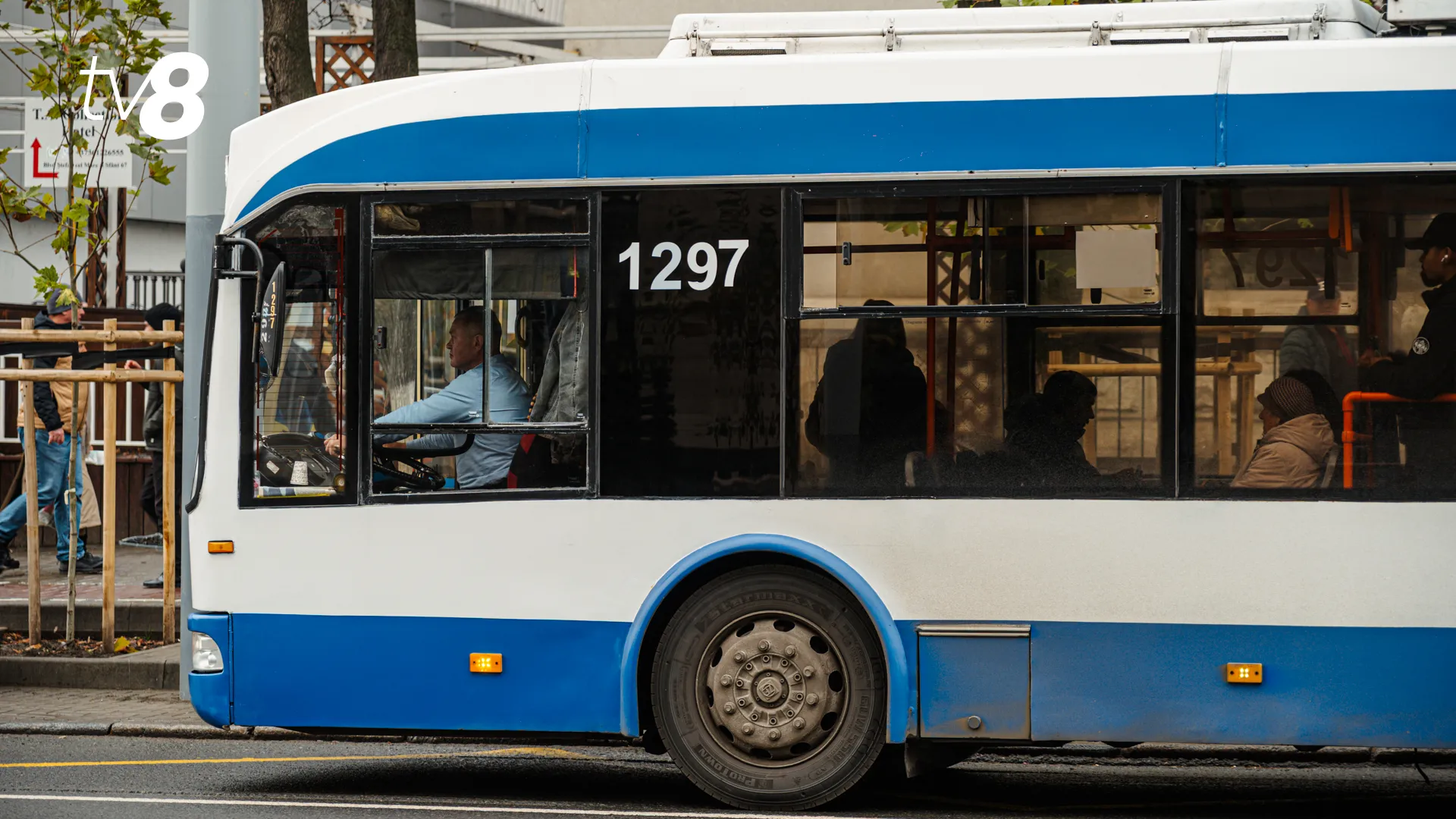 Focuri de armă asupra unui troleibuz? Un șofer a sesizat poliția